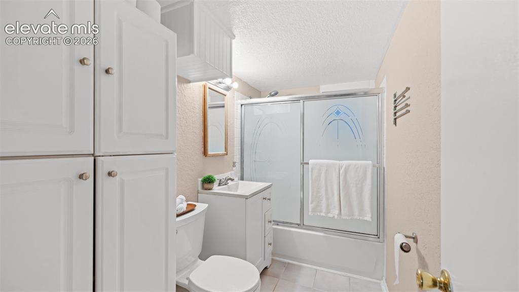 Image 32 of 42: Bathroom