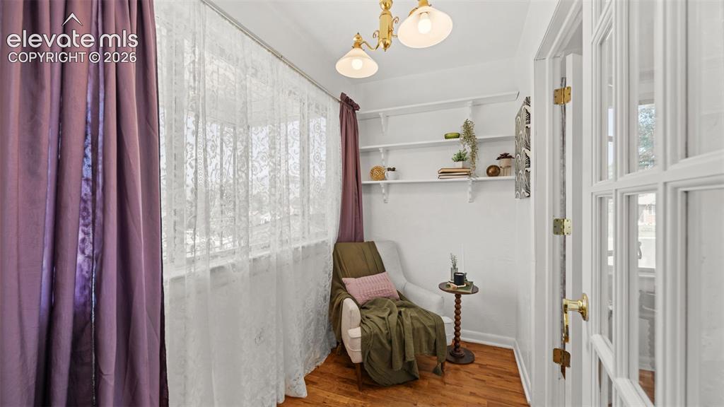 Image 7 of 42: Sitting Room