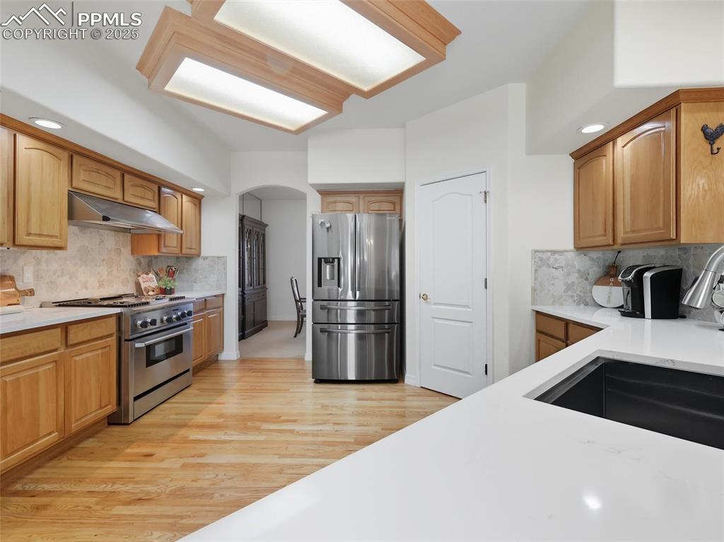 Image 10 of 50: Kitchen