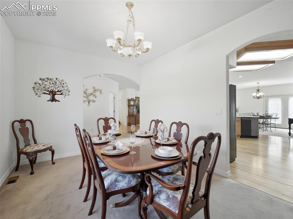 Image 15 of 50: Dining Area