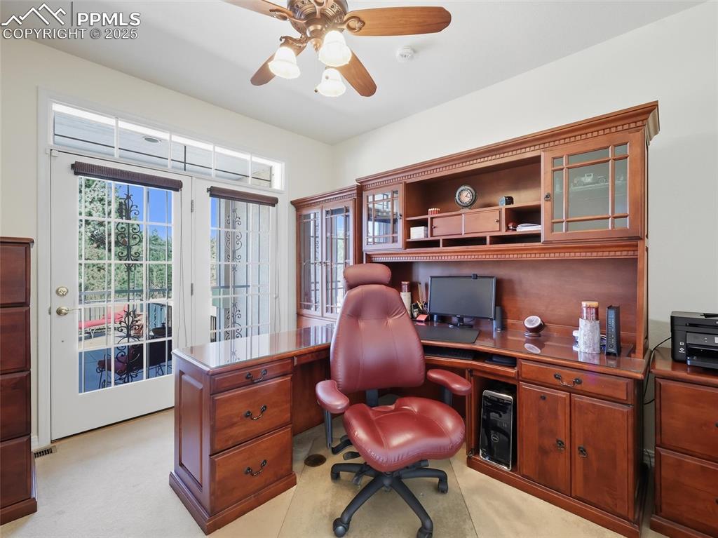 Image 16 of 50: Office