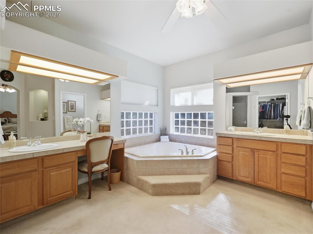 Image 19 of 50: Bathroom