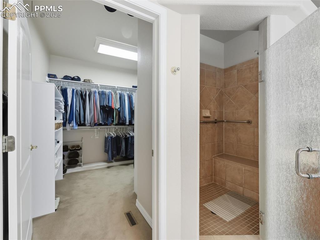 Image 20 of 50: Bathroom