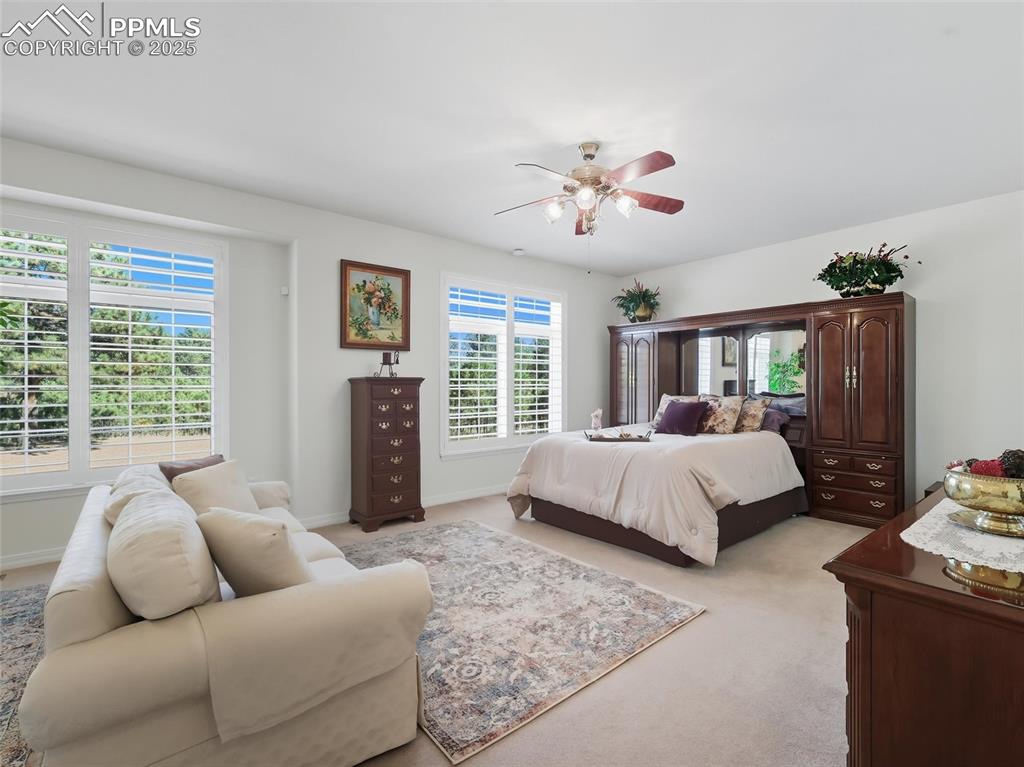 Image 22 of 50: Bedroom