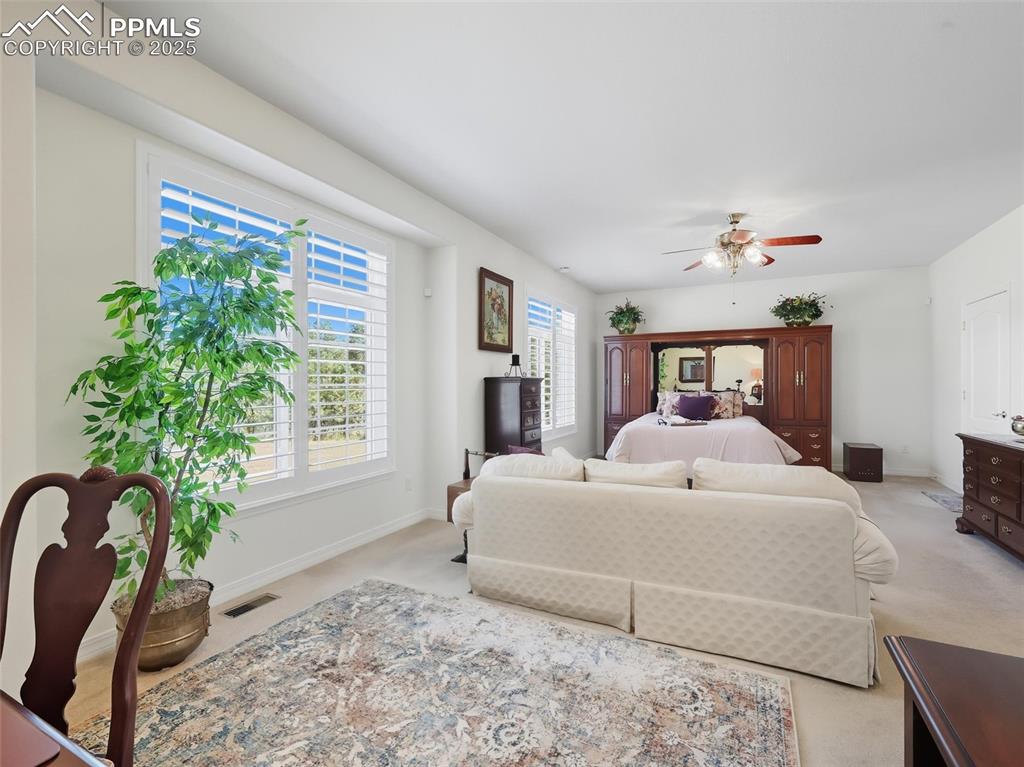 Image 23 of 50: Bedroom