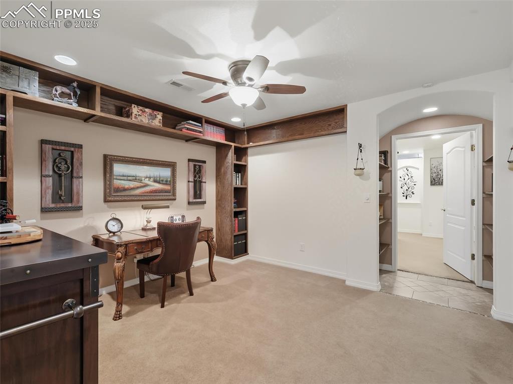 Image 32 of 50: Office