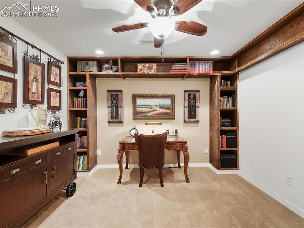 Image 33 of 50: Office