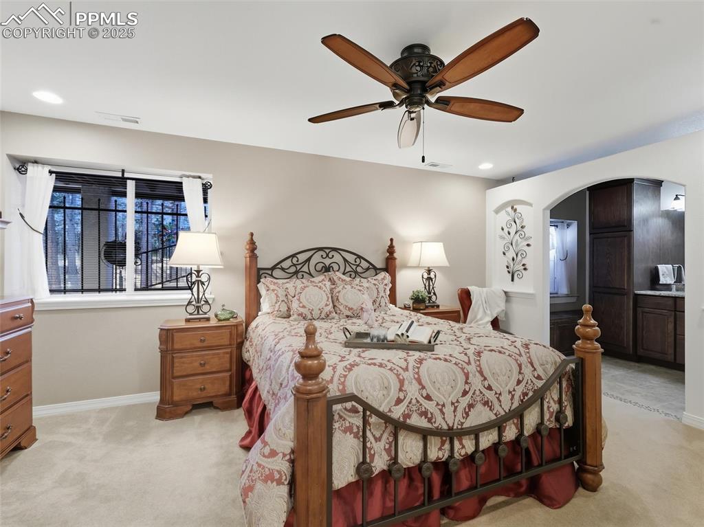 Image 34 of 50: Bedroom