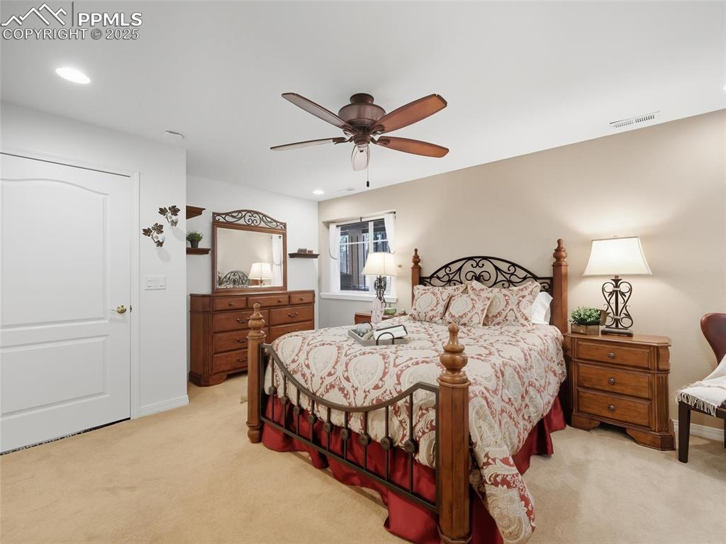 Image 35 of 50: Bedroom