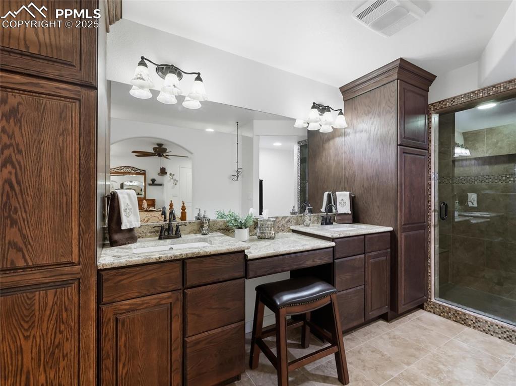 Image 36 of 50: Bathroom