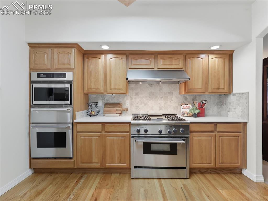 Image 9 of 50: Kitchen