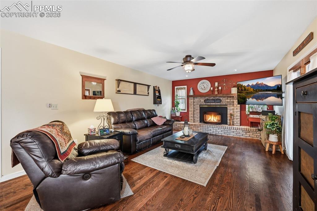 Image 14 of 41: Family Room