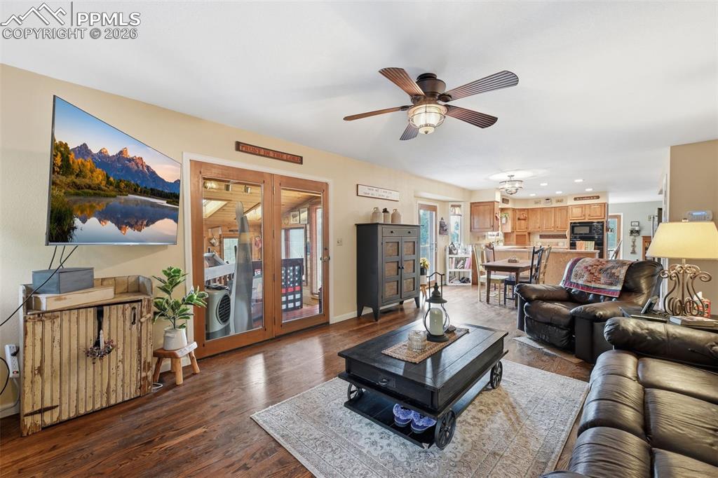 Image 16 of 41: Family Room