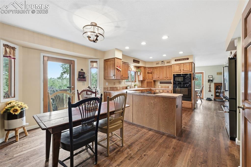 Image 20 of 41: Breakfast Area