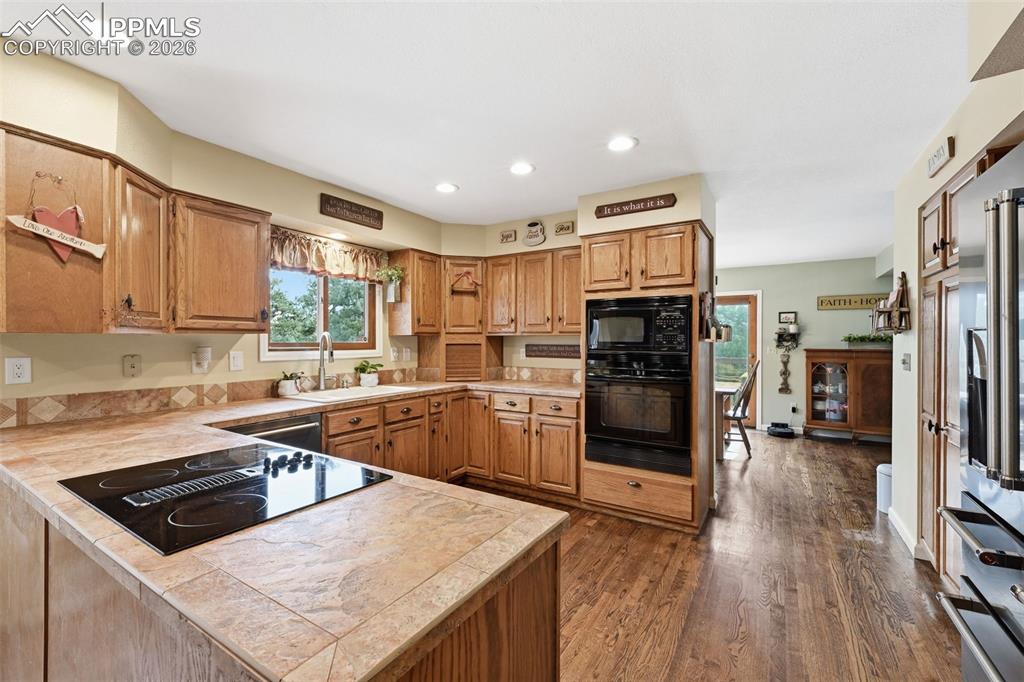 Image 21 of 41: Kitchen