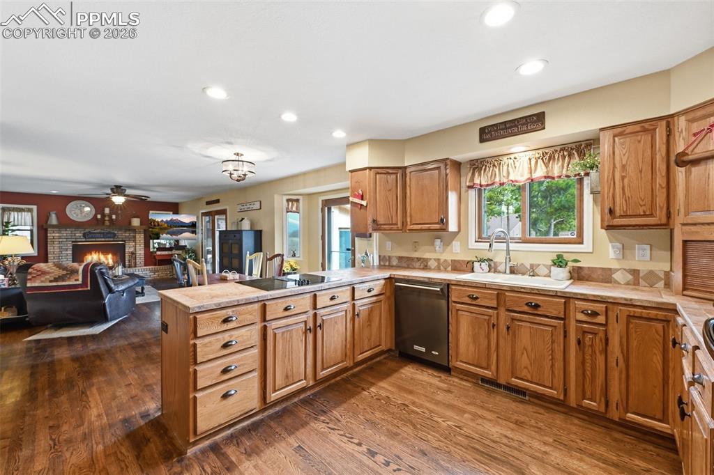 Image 22 of 41: Kitchen