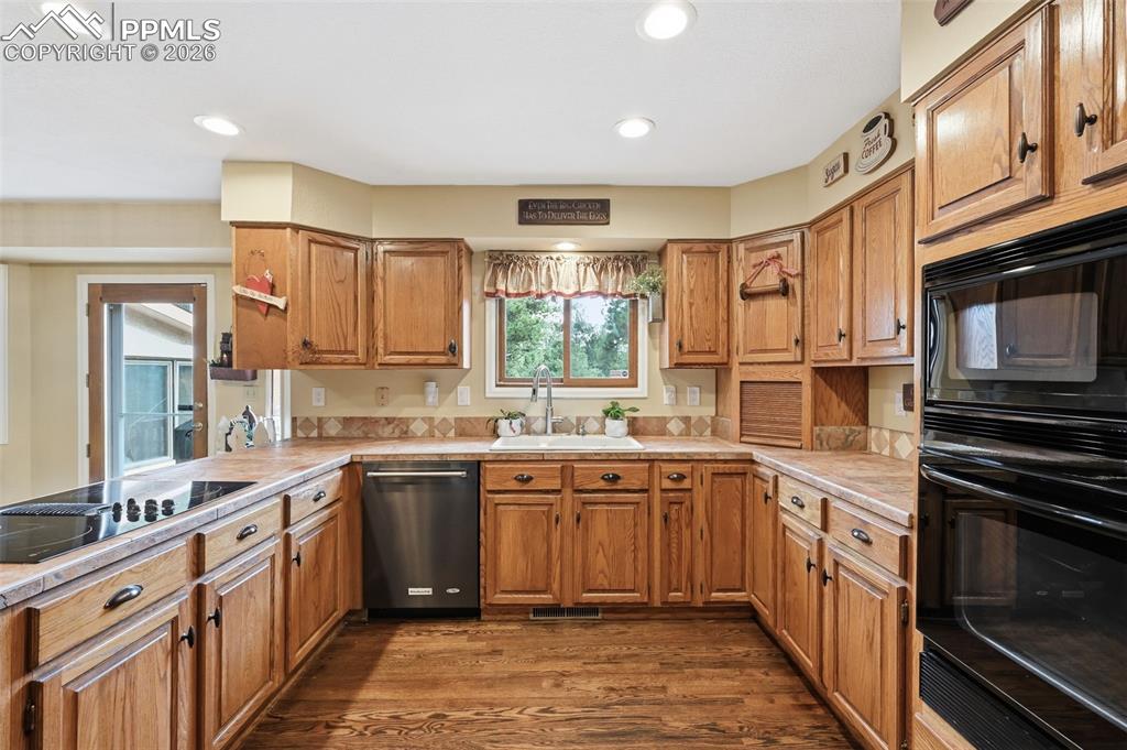 Image 23 of 41: Kitchen