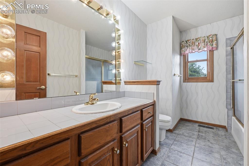 Image 31 of 41: Bathroom