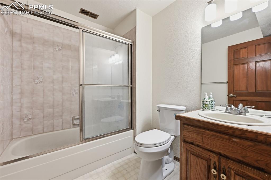 Image 35 of 41: Bathroom