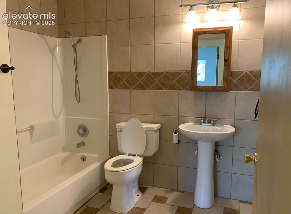 Image 10 of 20: Bathroom
