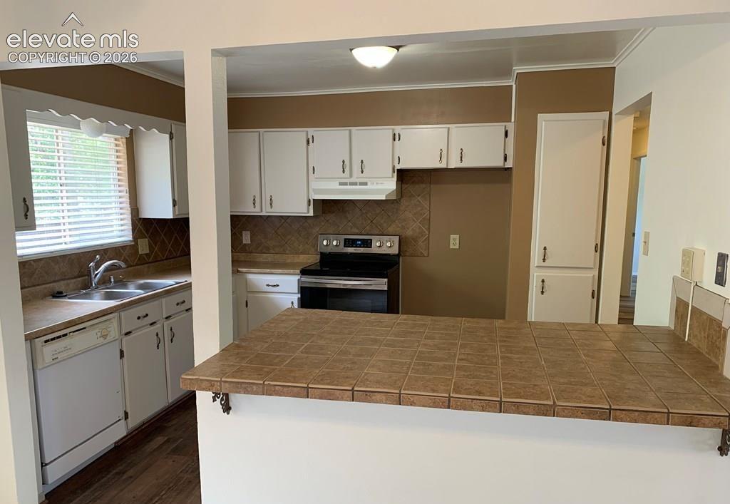 Image 4 of 20: Kitchen
