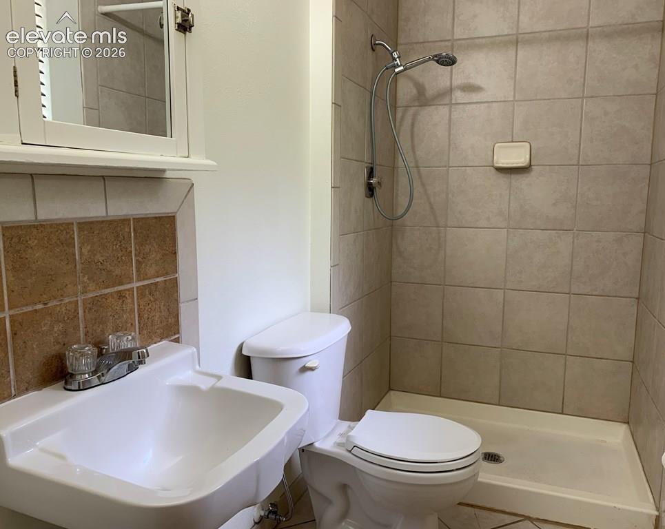 Image 7 of 20: Bathroom
