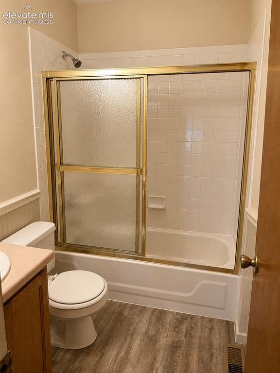 Image 10 of 12: Bathroom