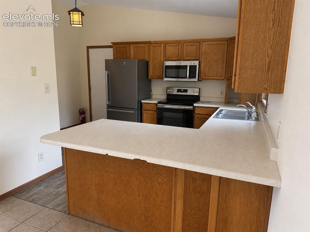 Image 5 of 12: Kitchen