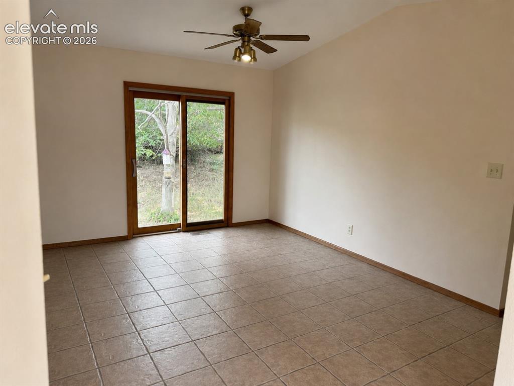 Image 6 of 12: Dining Room