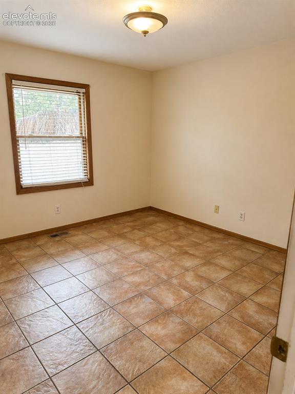 Image 7 of 12: Primary with en suite