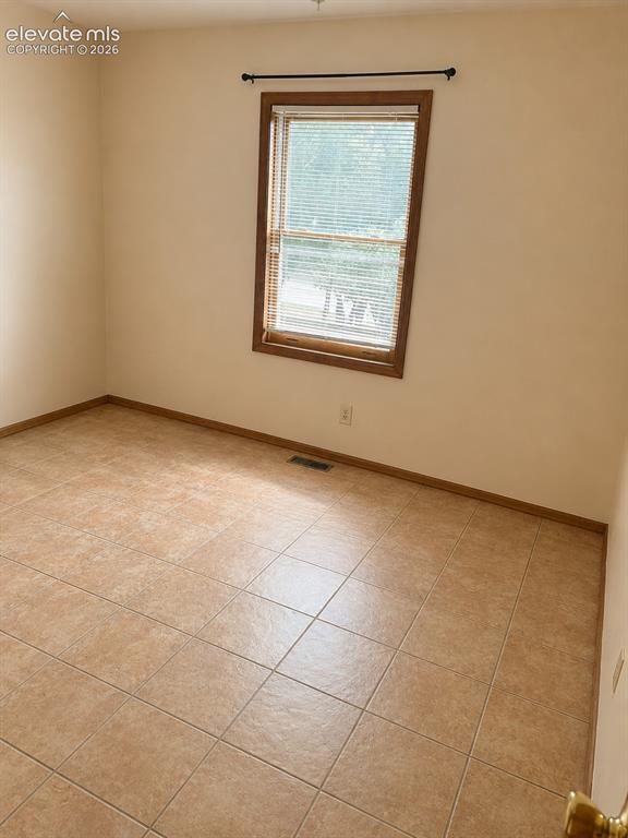 Image 8 of 12: Bedroom