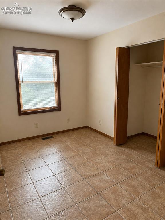 Image 9 of 12: Bedroom