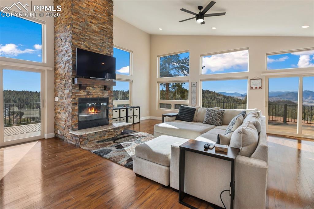 Image 14 of 50: Living Room