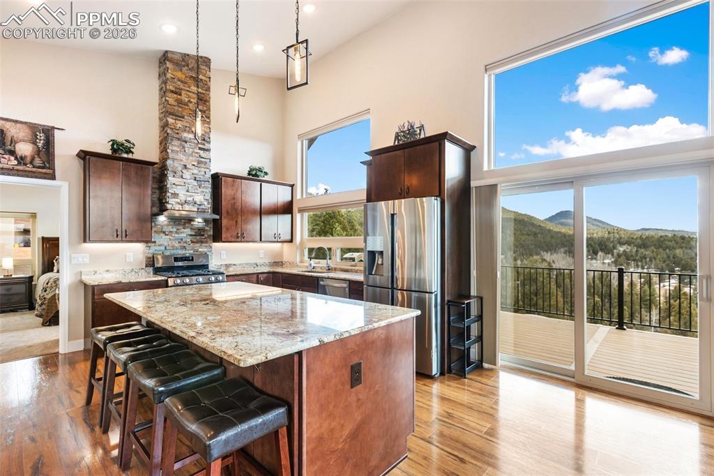 Image 16 of 50: Kitchen