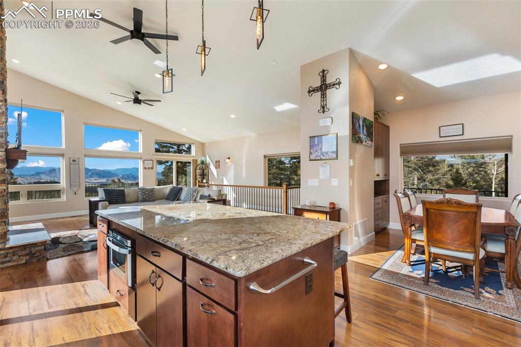 Image 17 of 50: Kitchen