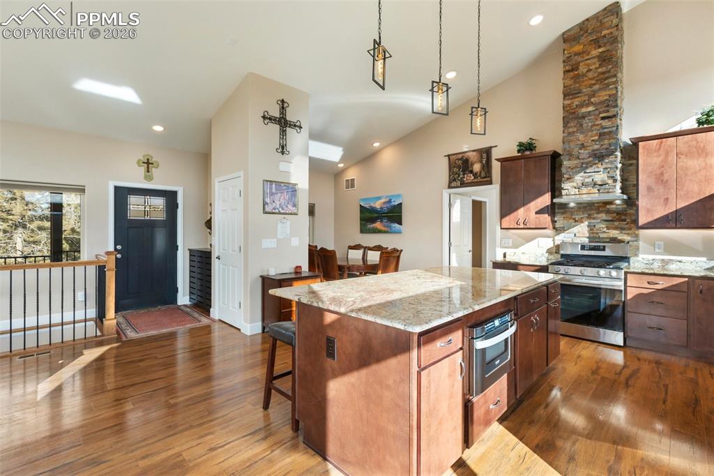 Image 18 of 50: Kitchen