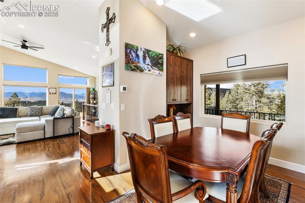 Image 20 of 50: Dining Area