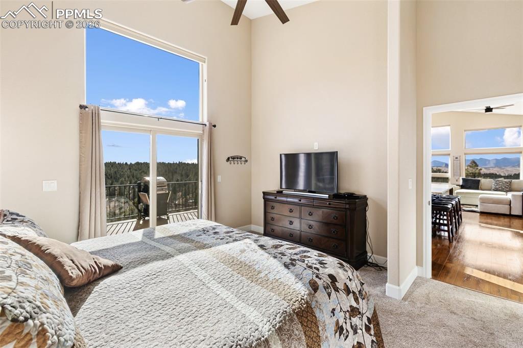 Image 22 of 50: Bedroom