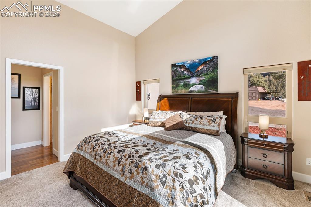 Image 23 of 50: Bedroom