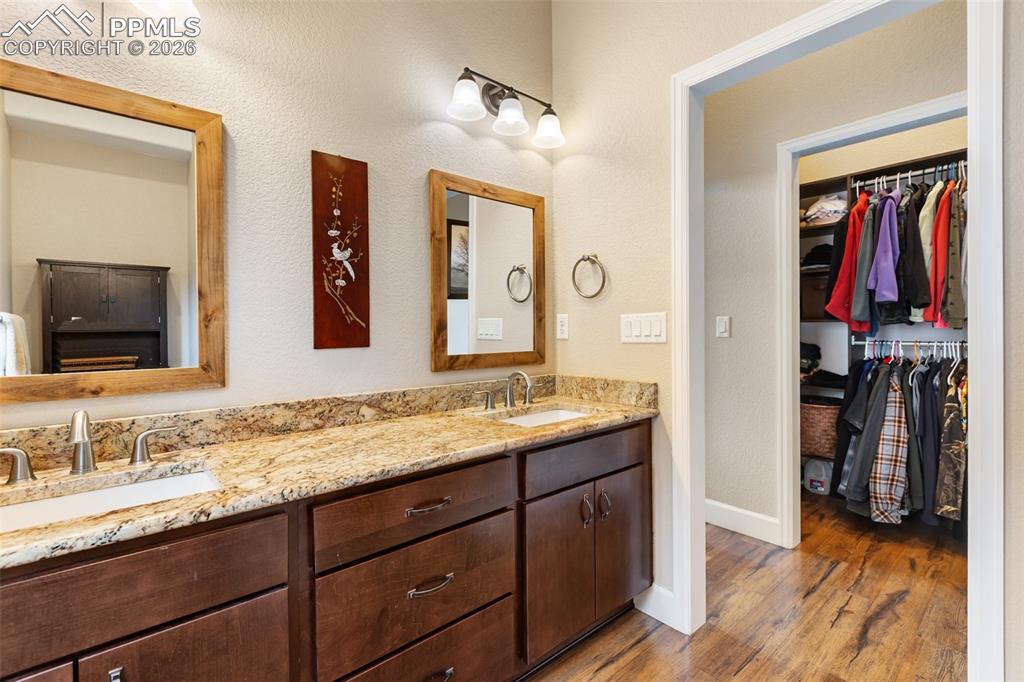 Image 24 of 50: Bathroom