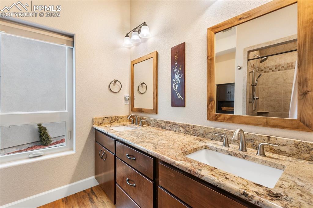 Image 25 of 50: Bathroom