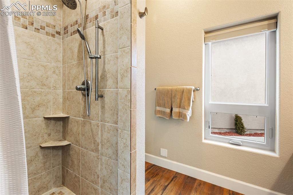 Image 26 of 50: Bathroom