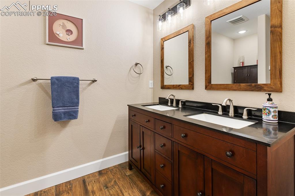 Image 32 of 50: Bathroom