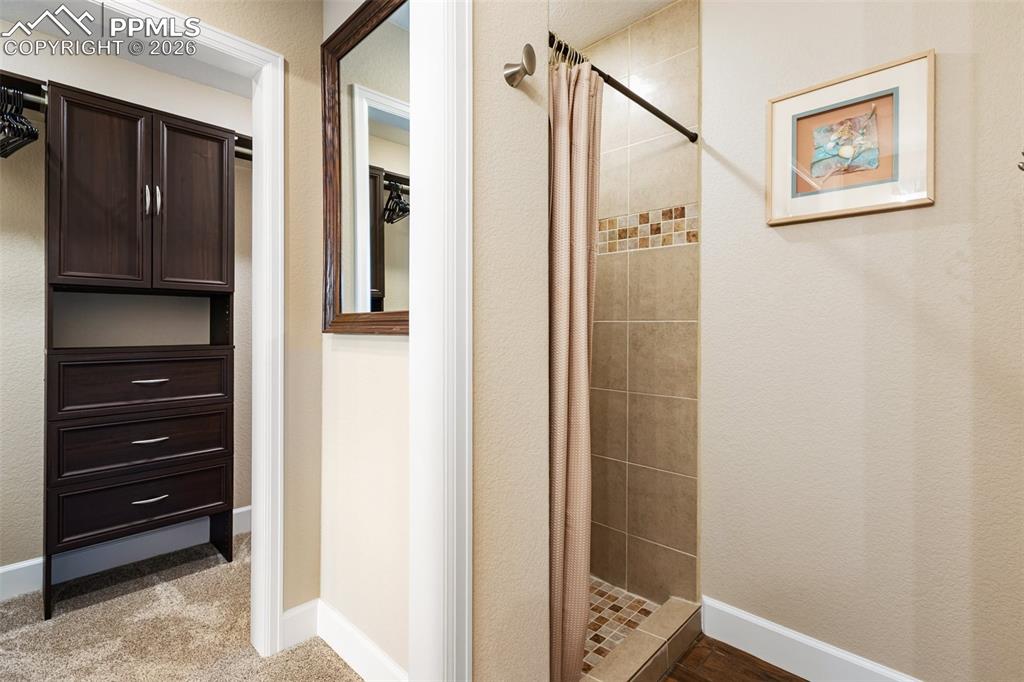 Image 33 of 50: Bathroom