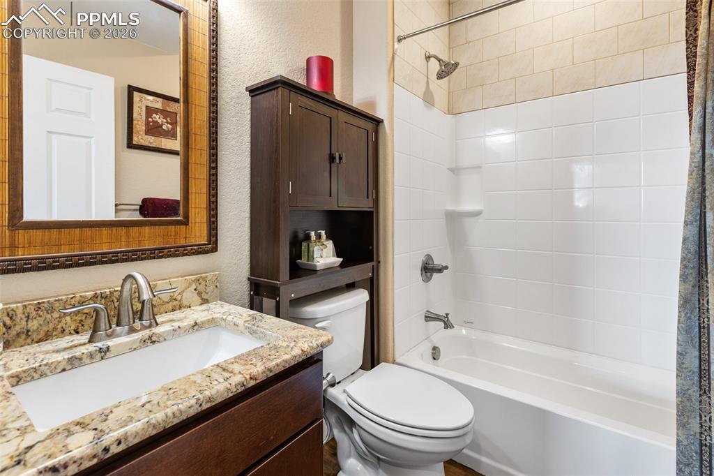 Image 36 of 50: Bathroom