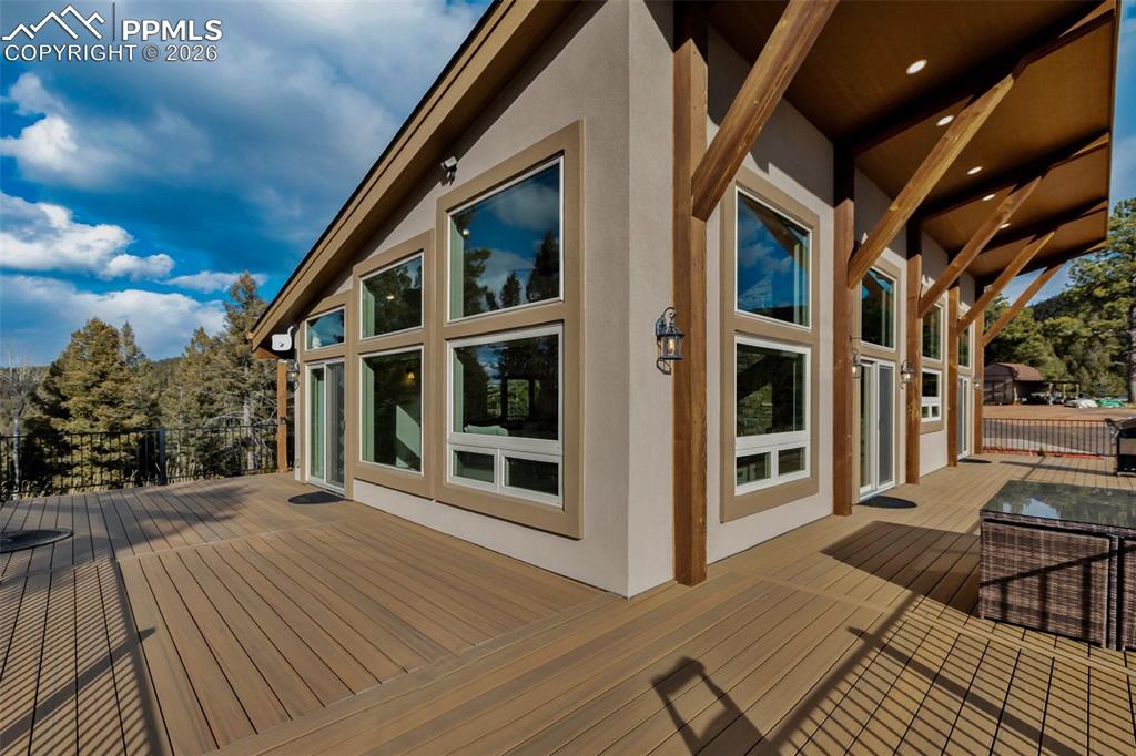 Image 37 of 50: Deck