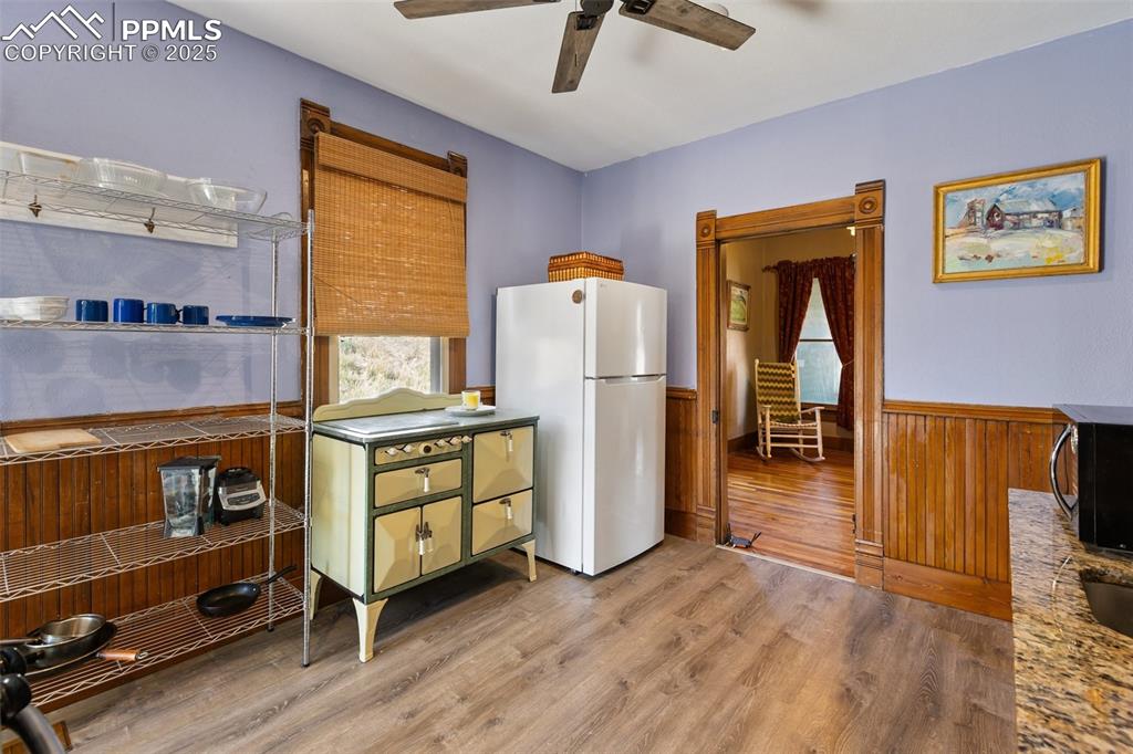 Image 12 of 21: Kitchen