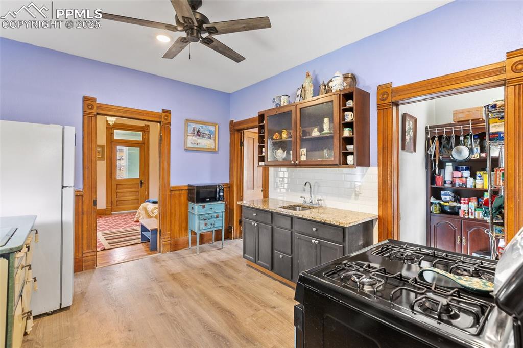 Image 13 of 21: Kitchen