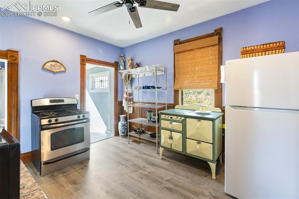 Image 14 of 21: Kitchen