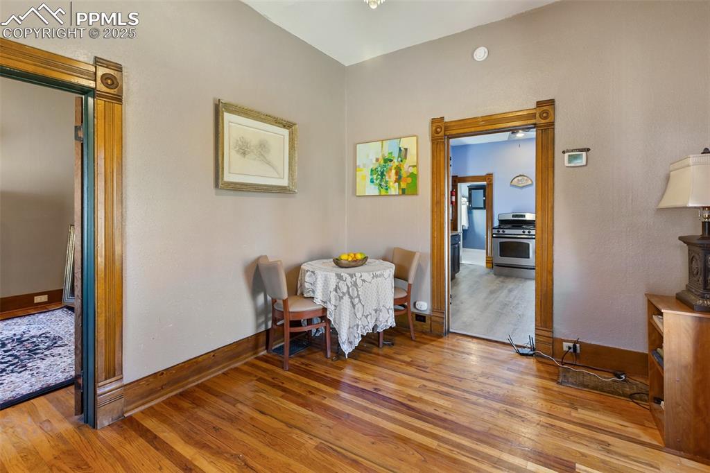 Image 16 of 21: Dining Area